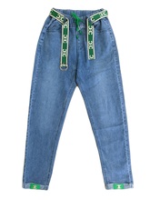 Жіночі джинсові штани, зелений ремінь